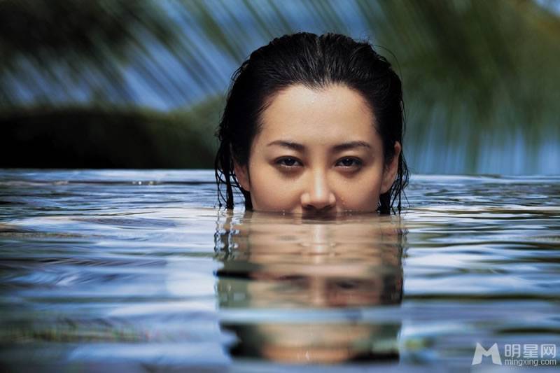 大陆性感女星许晴大尺度泳池湿身裸背写真