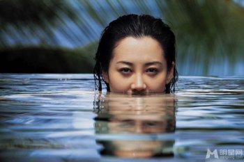 大陆性感女星许晴大尺度泳池湿身裸背写真