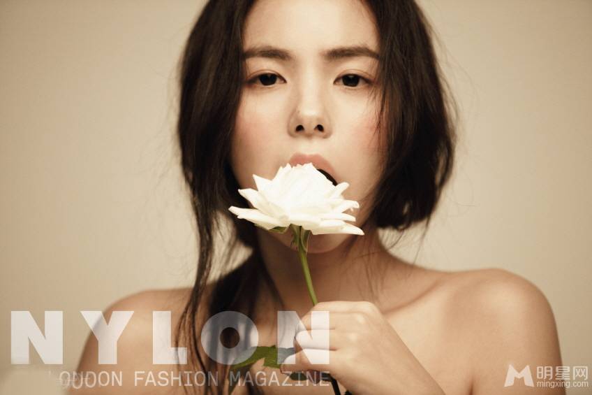 韩国女星闵孝琳清新夏日甜美写真