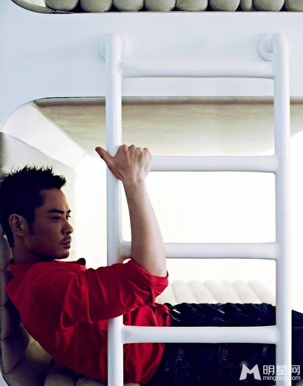 香港男星郑嘉颖杂志写真照片尽显熟男魅力