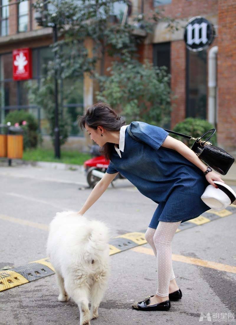 内地气质女星张静初英伦复古街拍写真曝光