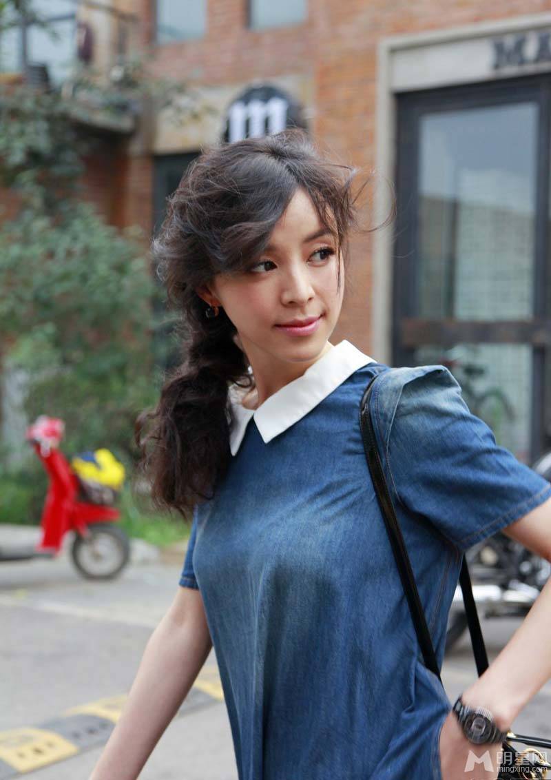 内地气质女星张静初英伦复古街拍写真曝光