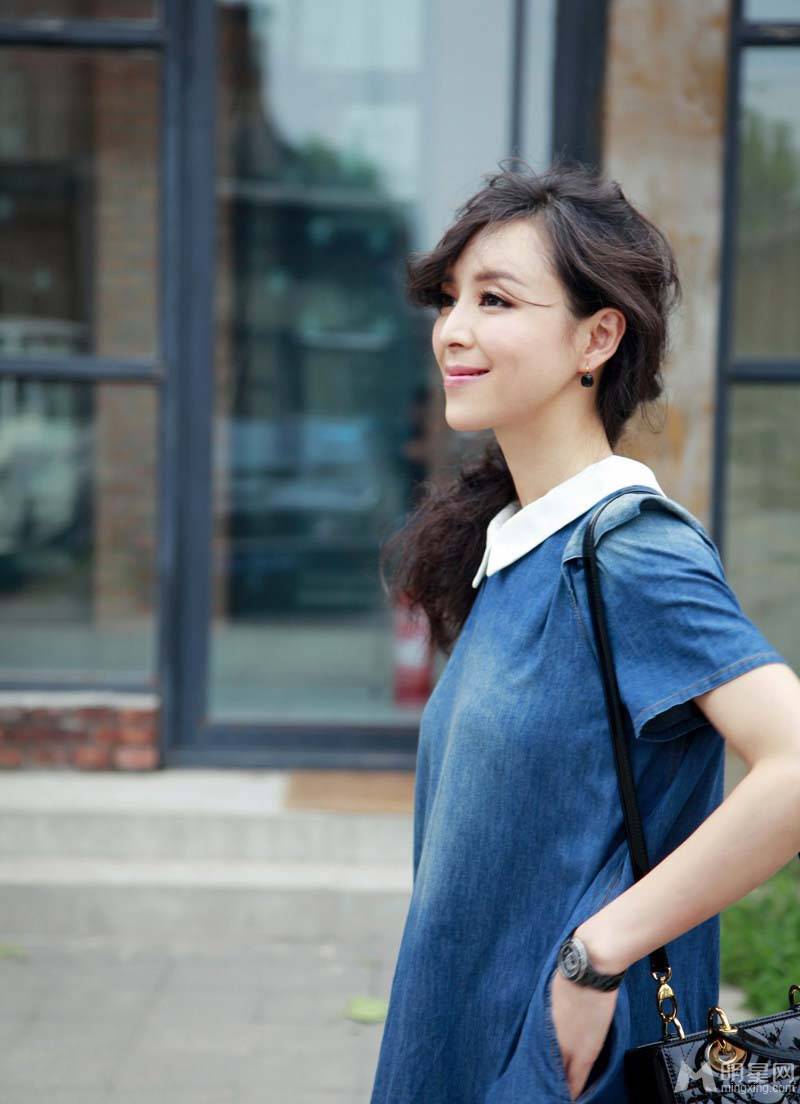 内地气质女星张静初英伦复古街拍写真曝光