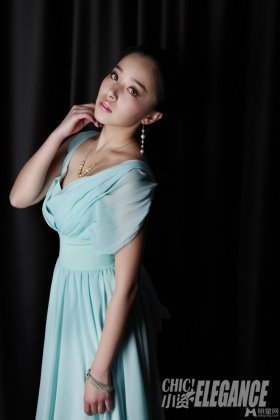 内地新生代女星阚清子优雅气质杂志写真