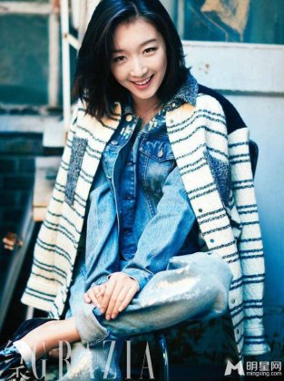 内地90后甜美女星周冬雨摩登潮流写真