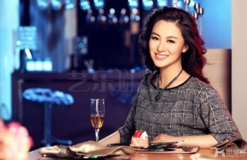 演员沈傲君时尚居家写真图片