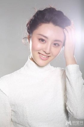 青年演员甘露甜美清新图片