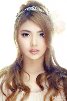 甜美气质美女邬祯琳化身公主拍写真