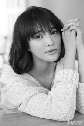 演员张璇婉约可人黑白写真图片
