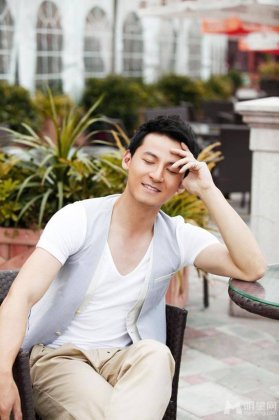 男明星钱泳辰夏日户外写真图片