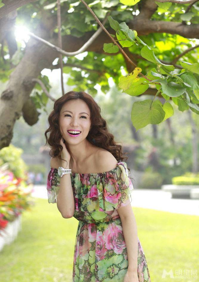 知性气质美女刘心悠碎花裙迷人写真