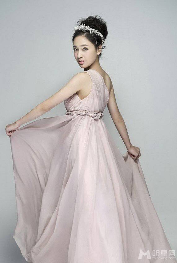 美女明星王奕瑾穿长裙拍写真图片
