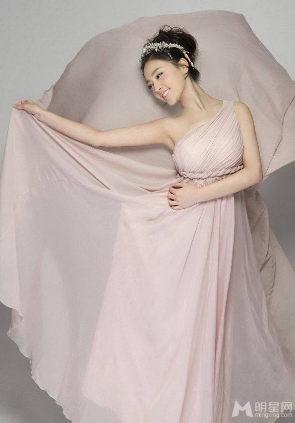 美女明星王奕瑾穿长裙拍写真图片