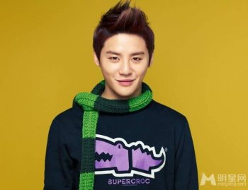 韩国男明星金俊秀冬季穿搭图片