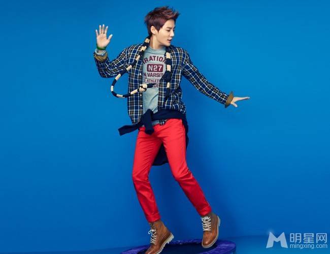 韩国男明星金俊秀冬季穿搭图片