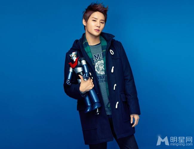 韩国男明星金俊秀冬季穿搭图片
