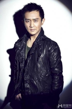 青年演员高天冷峻写真大片