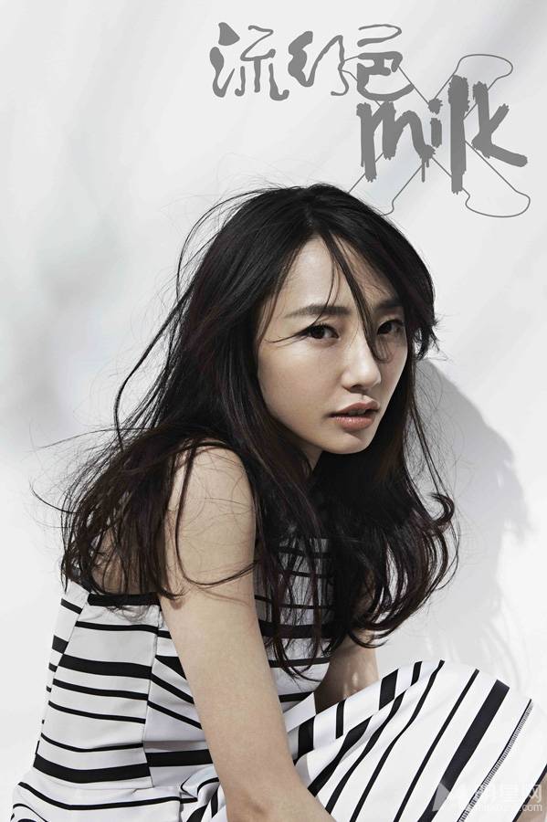 白百合演绎清纯长发气质女神