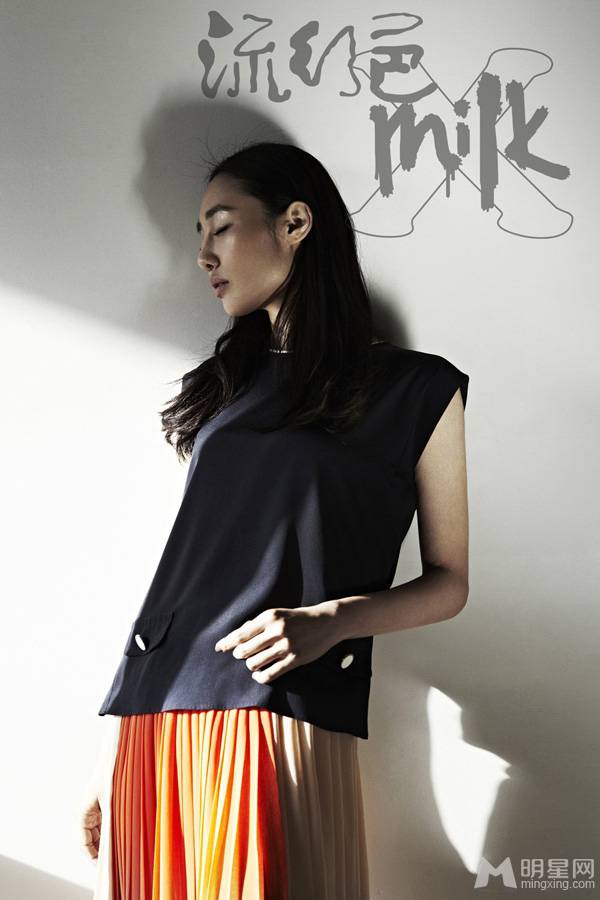 白百合演绎清纯长发气质女神