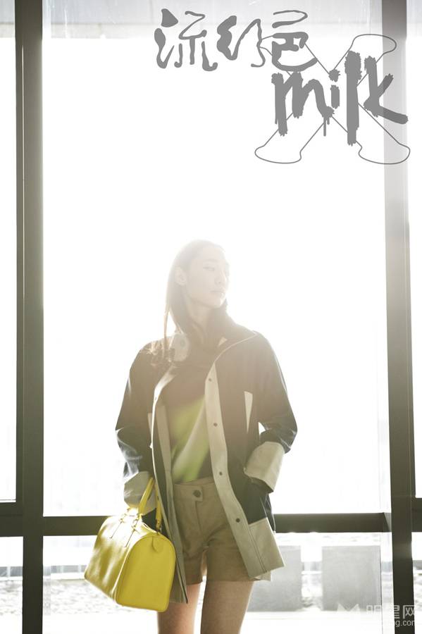 白百合演绎清纯长发气质女神