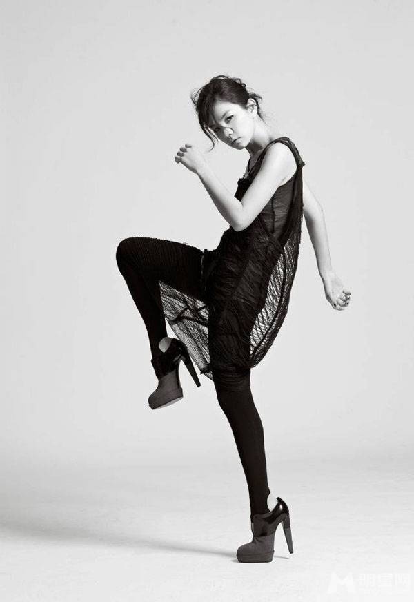 Ella新mv大扮时尚朋克女王