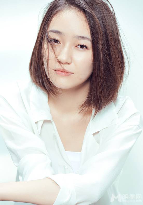 焦俊艳短发写真尽显气质