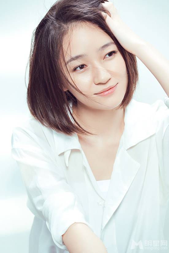 焦俊艳短发写真尽显气质