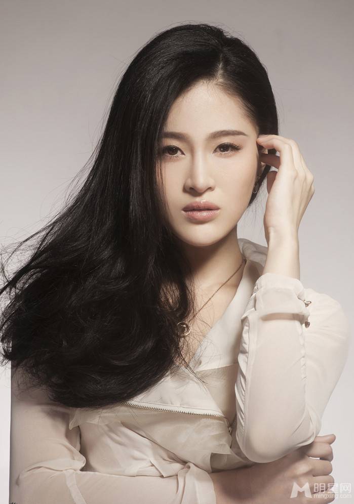 新生代演员林伊婷时尚写真集