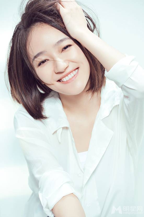 焦俊艳短发写真尽显气质