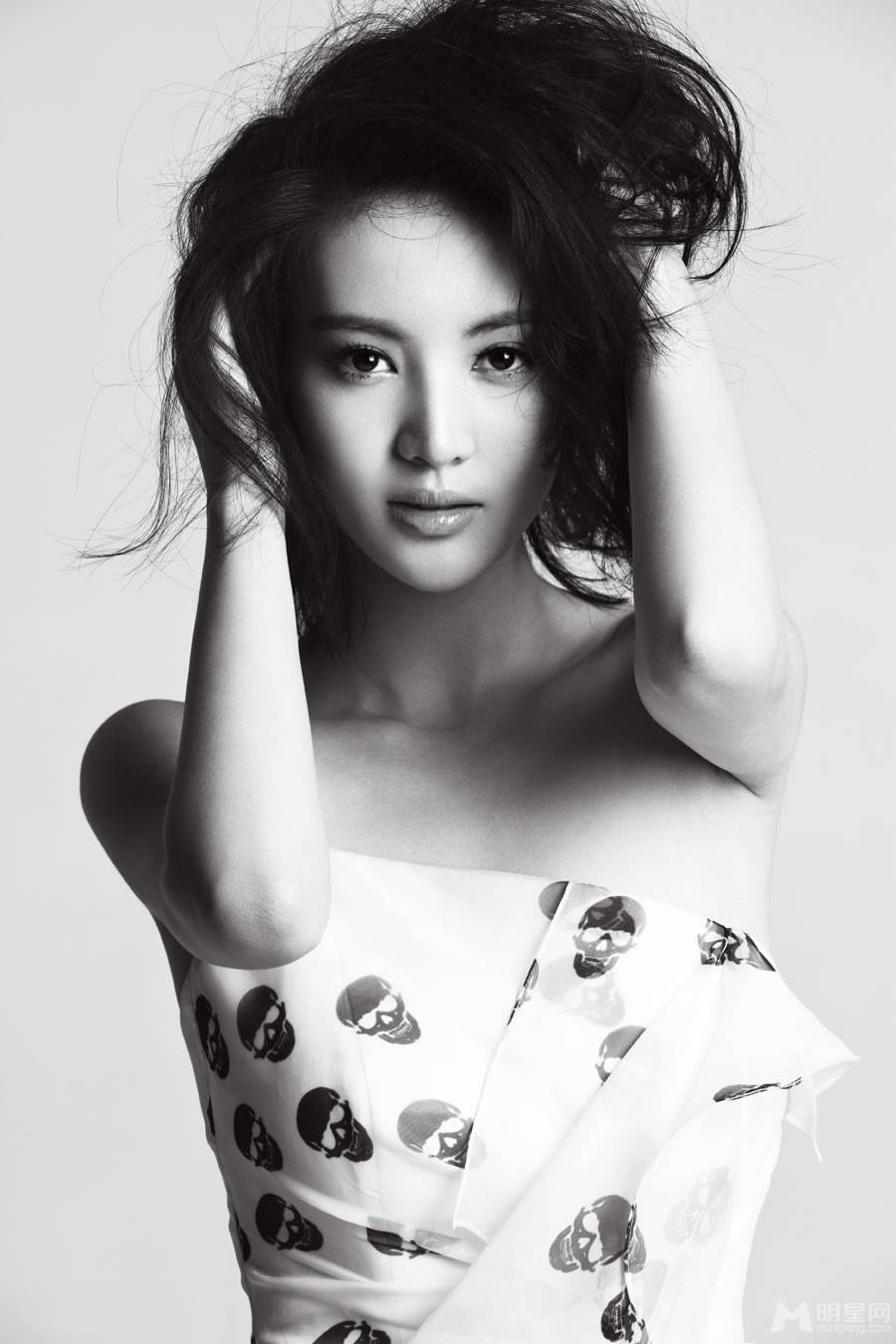 中国美女明星金晨白色长裙清纯写真