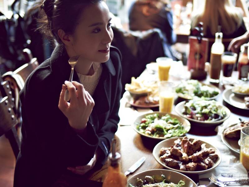 中国女星小宋佳伦敦清纯街拍照