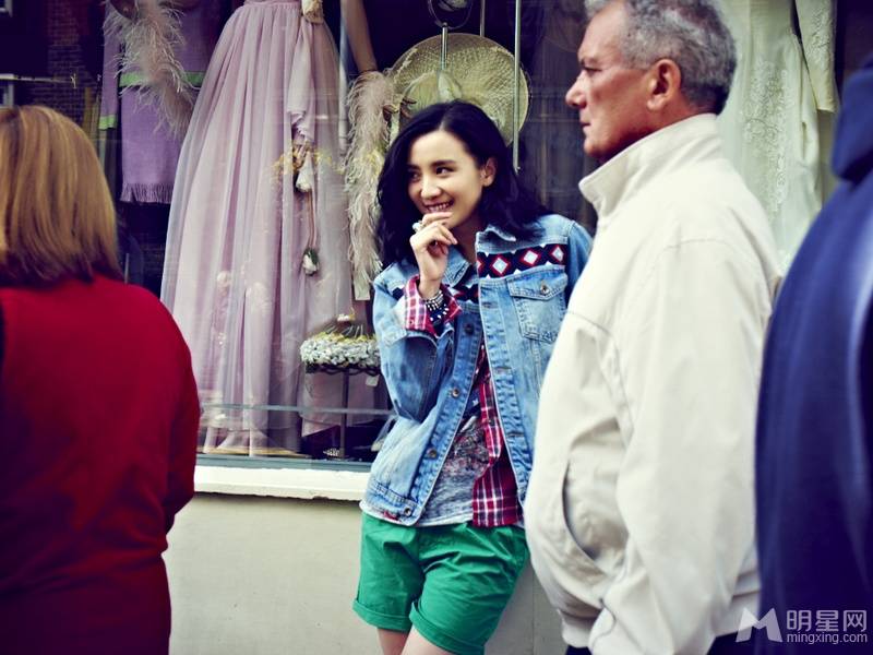 中国女星小宋佳伦敦清纯街拍照