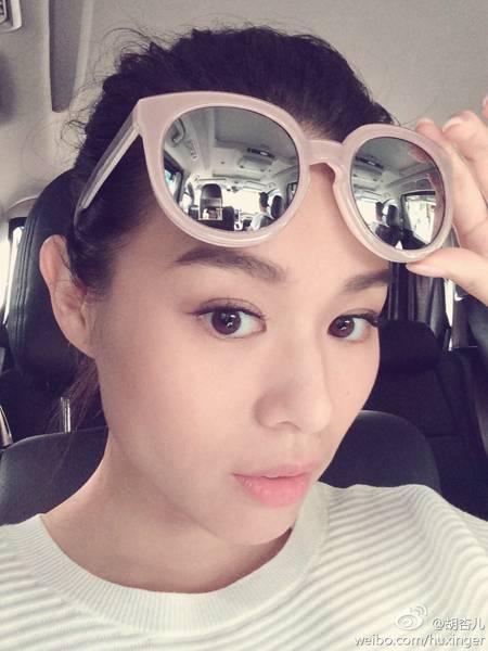 胡杏儿结婚后微博晒个性美照