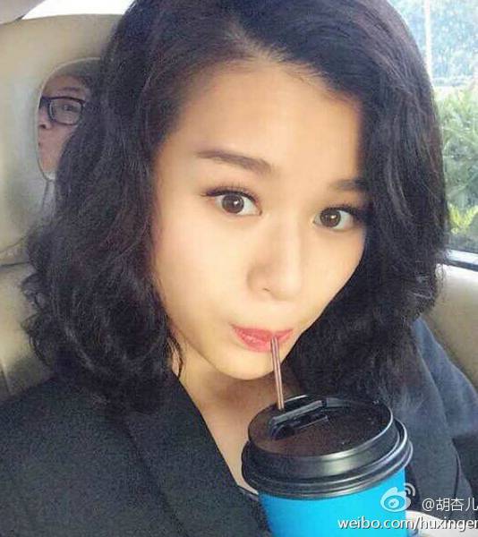胡杏儿结婚后微博晒个性美照