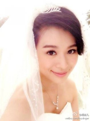 胡杏儿结婚后微博晒个性美照