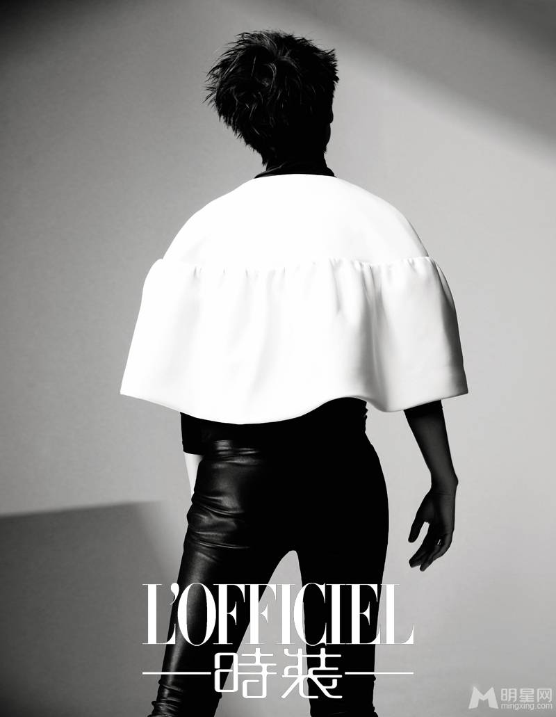 短发帅气女明星李宇春演绎另类时尚