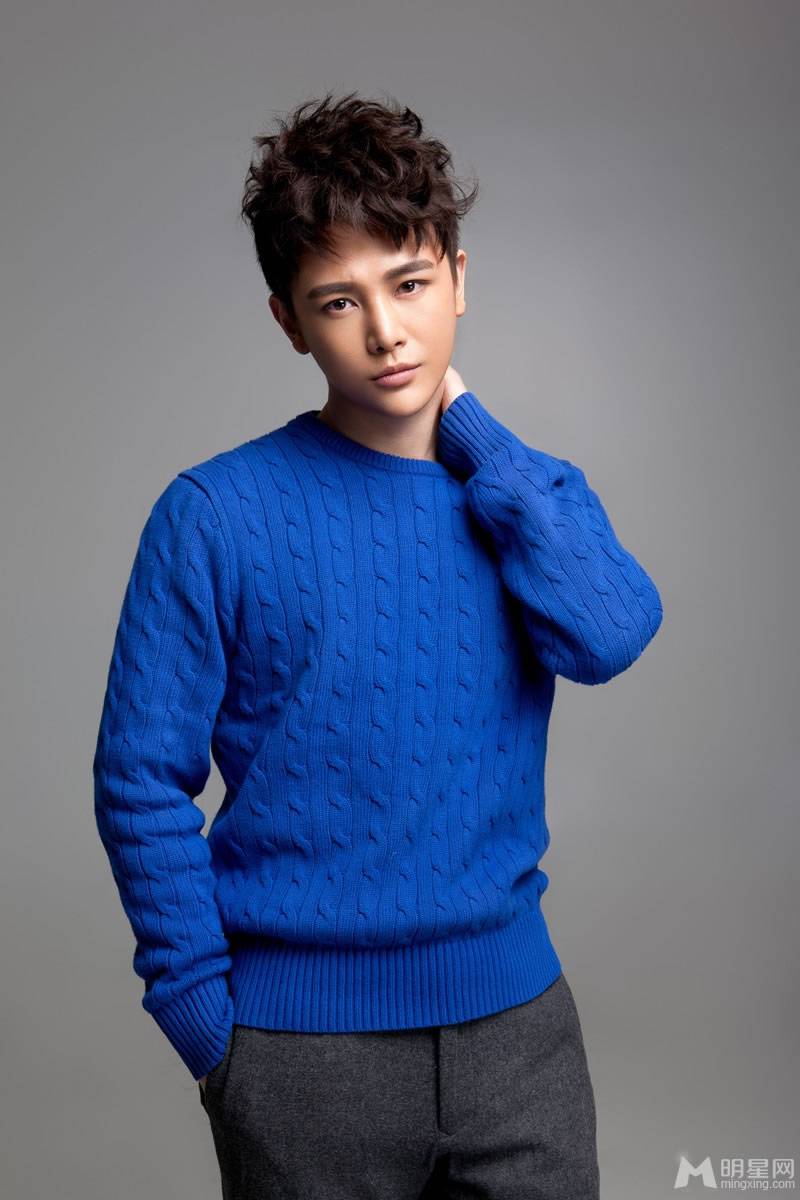 孙坚帅气毛衣写真风格来袭