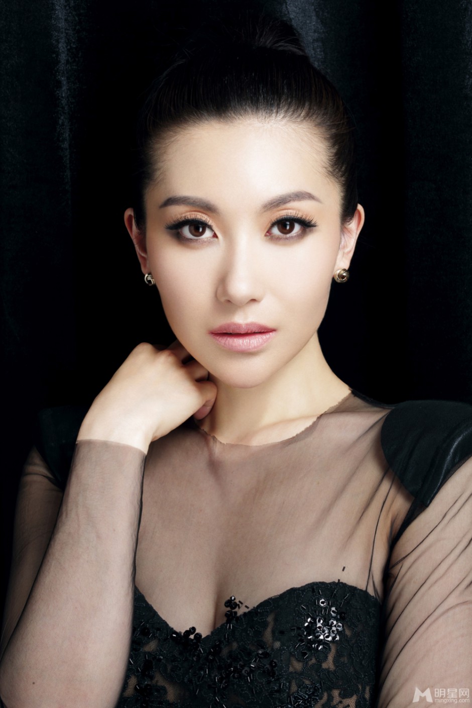 芈月传演员殷旭透视黑纱长裙性感写真