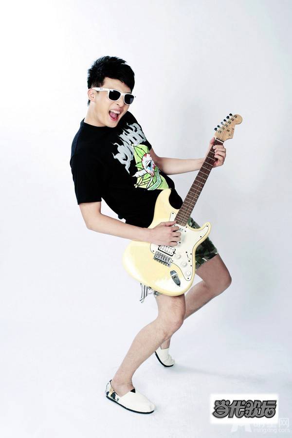 明星孙艺洲帅气音乐写真图片