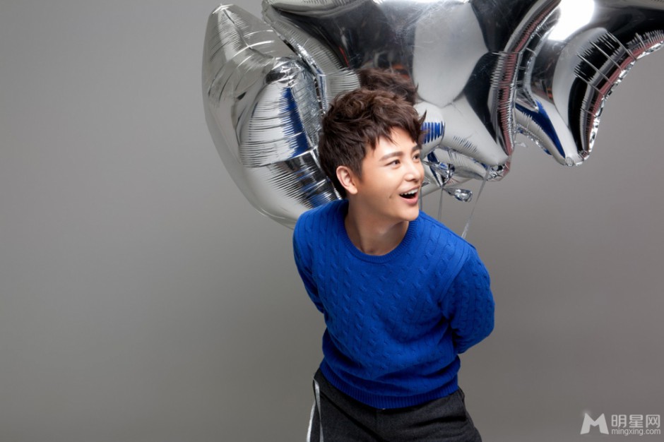 孙坚帅气毛衣写真风格来袭