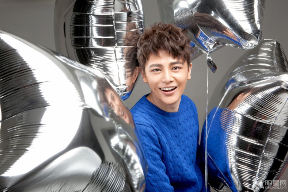 孙坚帅气毛衣写真风格来袭