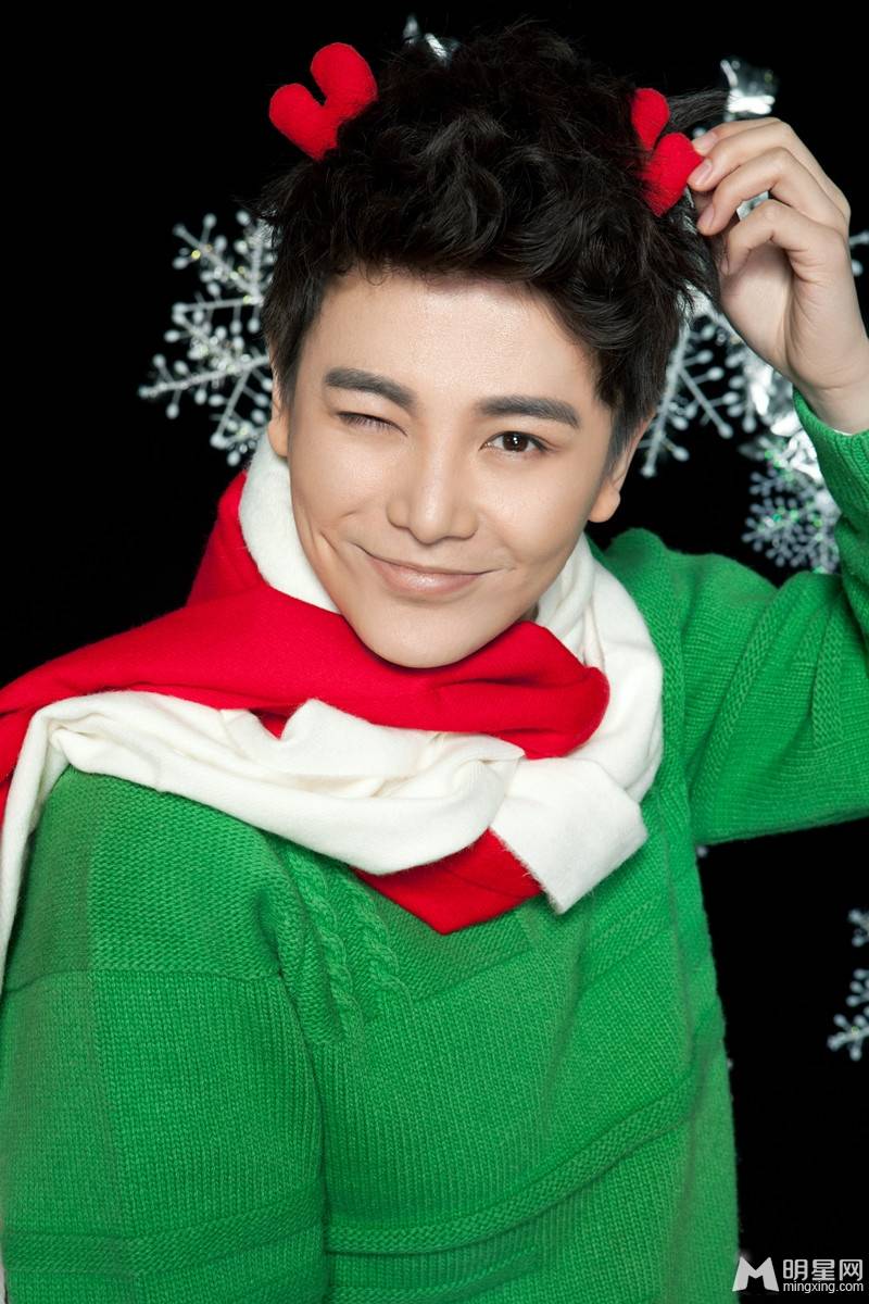 孙坚帅气毛衣写真风格来袭