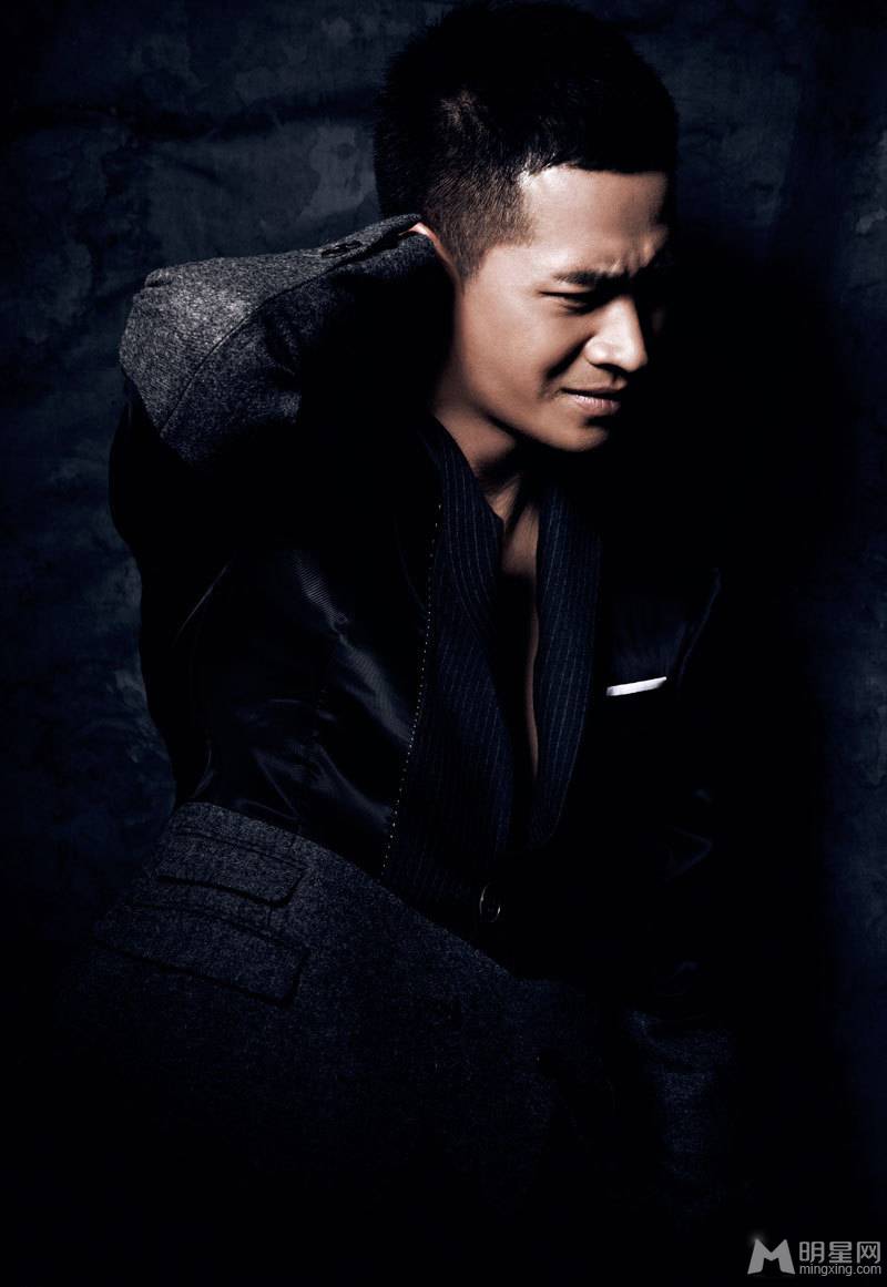 男神何晟铭气质伤感写真图片
