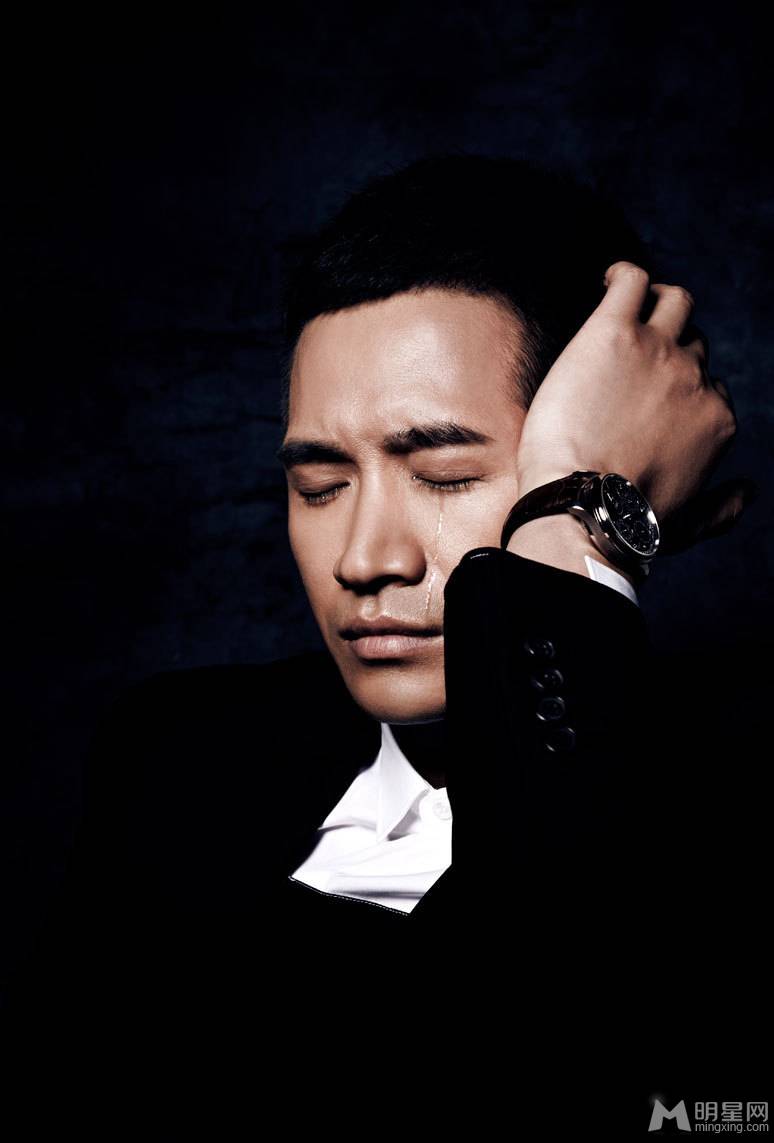 男神何晟铭气质伤感写真图片