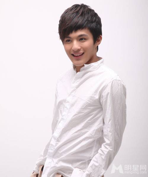帅气男演员郑斯仁休闲写真图片