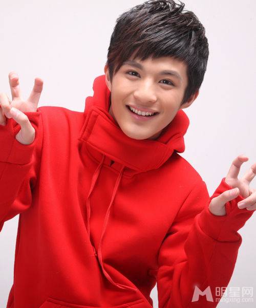 帅气男演员郑斯仁休闲写真图片