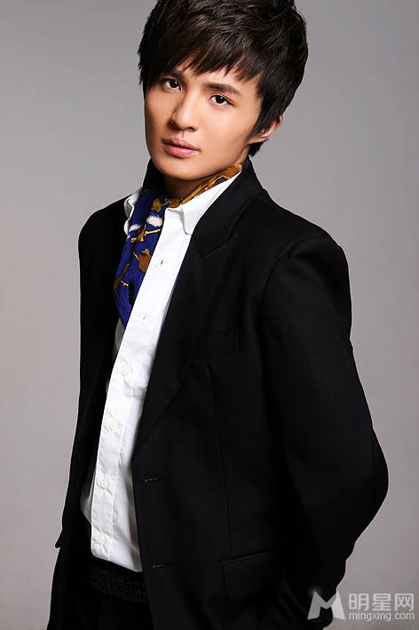 帅气男演员郑斯仁休闲写真图片