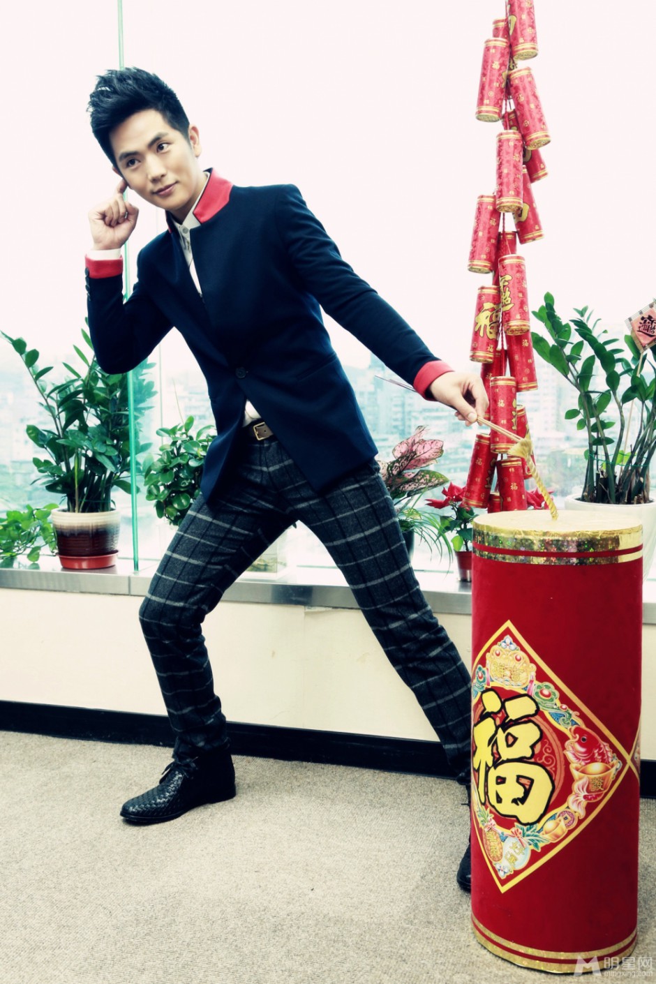 演员张晓龙的新年写真图片