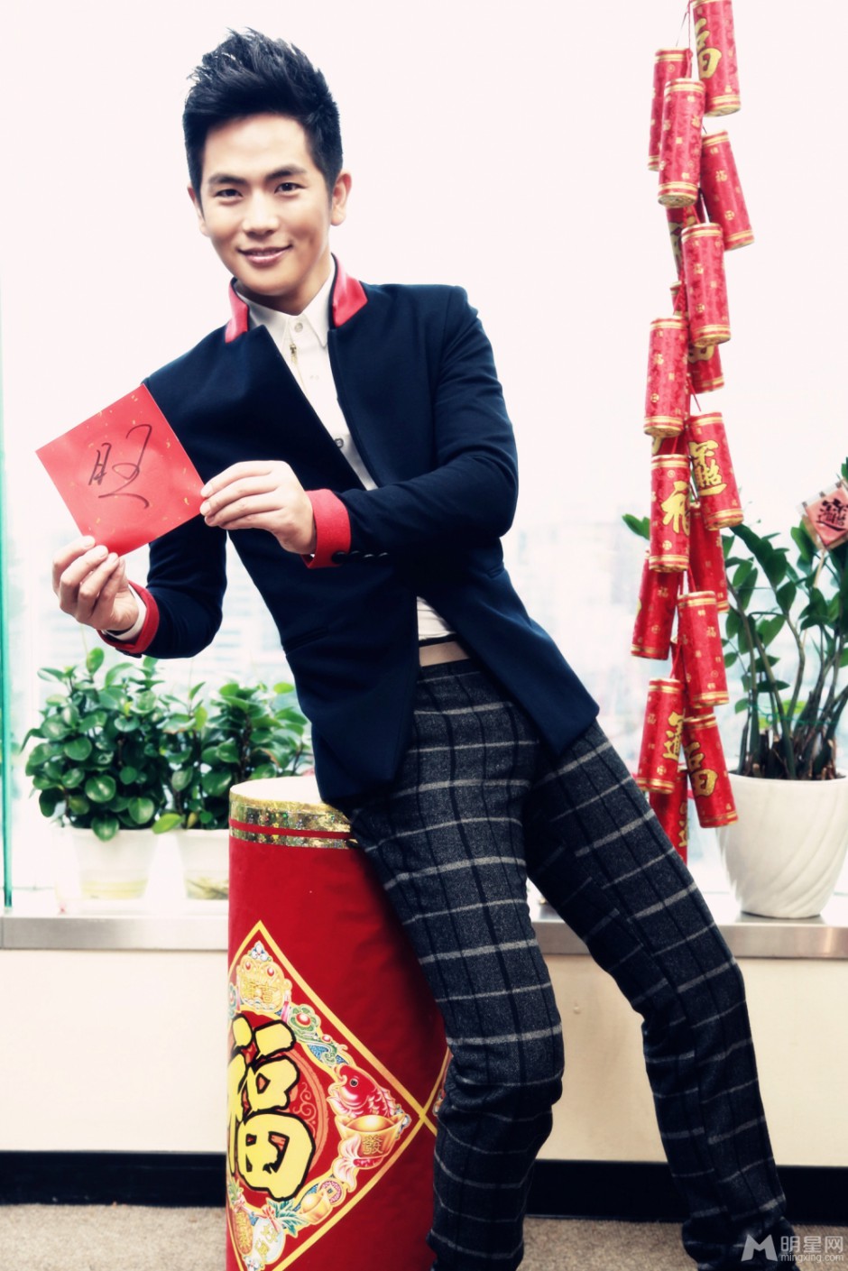 演员张晓龙的新年写真图片