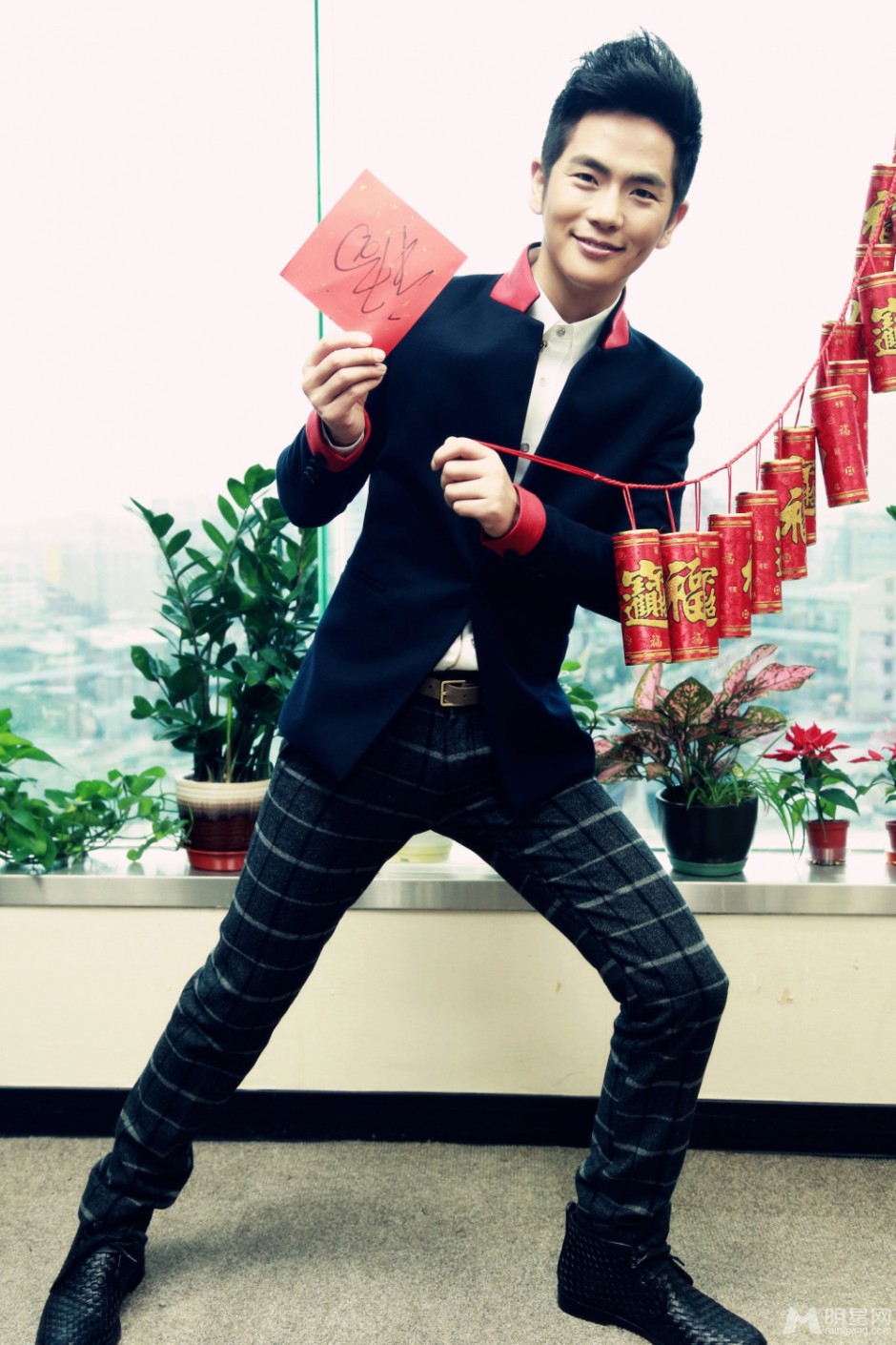 演员张晓龙的新年写真图片